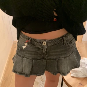 Jeanskjol - Supercool grå jeanskjol, nyskick utan defekter. Skriv vid intresse eller frågor!💕