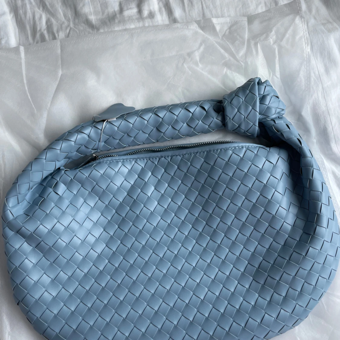 Flätad mellanstor väska med knut - 92