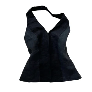 Svart korsettliknande topp - Säljer en snygg svart korsettliknande topp. Den har en halterneck-design och är figursydd för en tight passform. I linne, en knapp saknas baktill, därav priset.