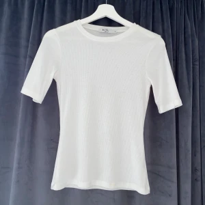 Vit topp - Vit topp från nakd i storlek xs. Väldigt bra skick