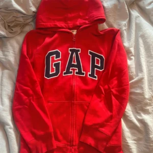 Gap zip hoodie - Jätte snygg gap zip hoodie har bara legat i garderoben och inte kommit till användning