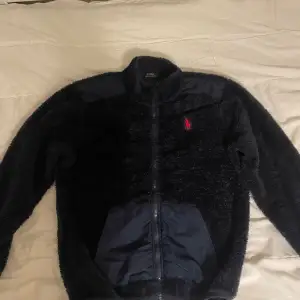 Säljer min Ralph lauren fleece då den aldrig används och bara hänger. Den är i storlek S men passar mycket bra för M och den är oversized för dig som har storlek S men det går lika bra det. Pris kan diskuteras vid snabb affär 