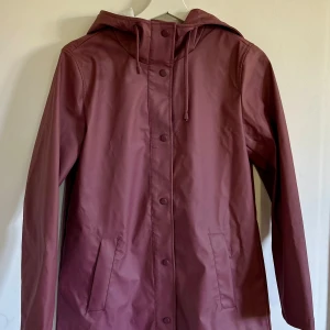 Regnkappa - Only - Helt ny regnkappa från Only i rose brown/mörk rosa, storlek 32/xxs. Aldrig använd, säljs då den är för liten i storleken för mig. Original pris - 649kr.  Material: 100% polyester