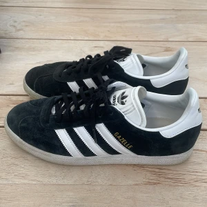 Svarta Adidas gazelle  - Adidas gazelle i storlek 42. Använd fåtal gånger och har inga defekter. Nypris: 1249. Mitt pris: 899