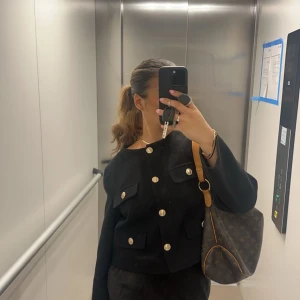 Louis Vuitton delitful - Köpt på vintage butik i Cannes. Digitalt kvitto finns  Lädret har ändrat färg (blivit ljusare) och det finns synliga fläckar i väskan. Kan skicka fler bilder