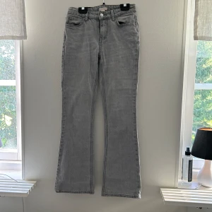 Gråa Jeans  - Säljer dessa snygga jeans från GinaYoung i storlek 152, säljer då de är för korta på mig som är 165 cm lång🤗 Skriv privat om det finns något ni undrar eller för fler bilder!