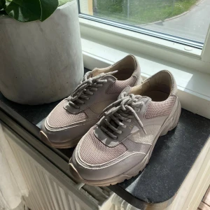 Axel Arigato Tech Runner - Arigato Tech Runner i smutsrosa/lila färg, storlek 36. De är sparsamt använda och i fint skick, men finns tecken på användning på sulan (se bilder)🌟