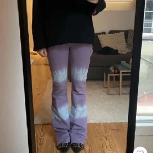 Unika jeans  - Levis jeans med blekta partier. Så snygga och jättenajs passform. Passar någon som är runt 170 cm💕💕