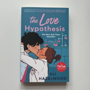 The Love Hypothesis bok - En bok i nyskick! Kom privat vid frågor 💞