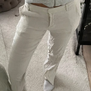 Bootcut linnebyxor  - Lite slitna vid hälen på ena benet, strl 36/S
