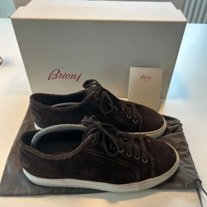 Brioni mockasneakers - Tja Säljer mina otroligt feta mockaskor från designern Brioni! Nypris på dessa ligger på ca 8500 och skicket är 8/10. Perfekta till hösten🍂 PS: Allt og medkommer, dustbags, snören och box! MVH Malte