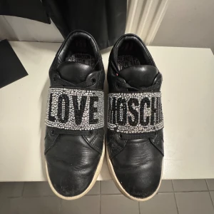 Moschino skor - Snygga skor som inte längre kommer till användning. Inga större defekter, köptes för ca 2200kr.