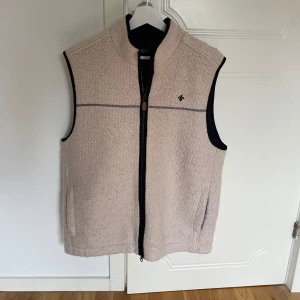 Morris fleece väst  - Säljer min Morris fleece väst då ja inte använder den. Skick 10/10. Nypris:1300. Skriv för mer bilder och info 