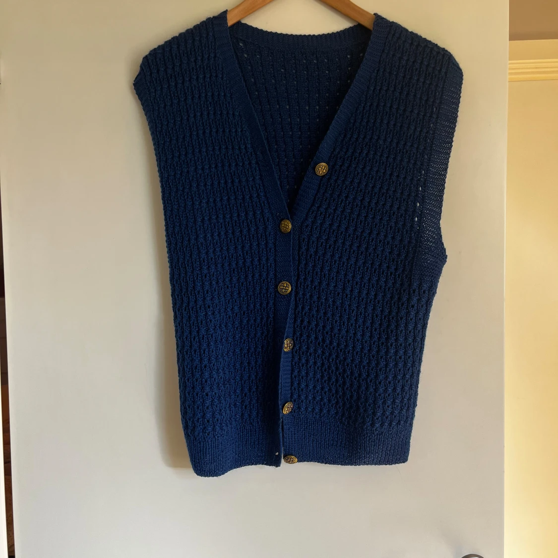 Blå stickad väst med guldknappar - 91