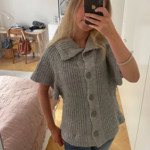 Grå stickad kofta  - Säljer nu denna gråa stickade koftan från hm i storlek S som är perfekt nu till hösten!! bra skick!!