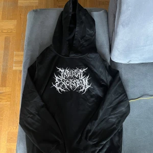 Hoodie med metal text  - Sparsamt använd 