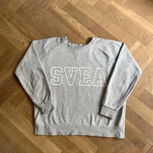 Svea sweatshirt!😘 - Super fin Svea sweatshirt, som tyvärr inte kommer till användning längre.😇❣️Skriv till mig för frågor eller funderingar!💘