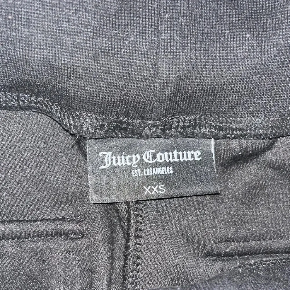 Säljer återigen ett par svarta juicy couture byxor i nyskick för 600kr! (Pris kan diskuteras) dessa bilder är tagna från min tidigare annons men vill ni ha nya bilder på byxorna hör gärna av er privat💖. Jeans & Byxor.