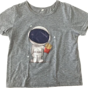 Söt baby tee - En grå t shirt i storlek 110 men sitter som en baby tee om man har storlek xs