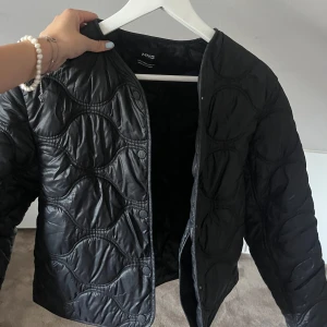  Svart quiltad jacka MNG - Säljer en super snygg svart quiltad jacka från MNG, jackan är perfekt nu inför hösten men även på våren ! ☺️