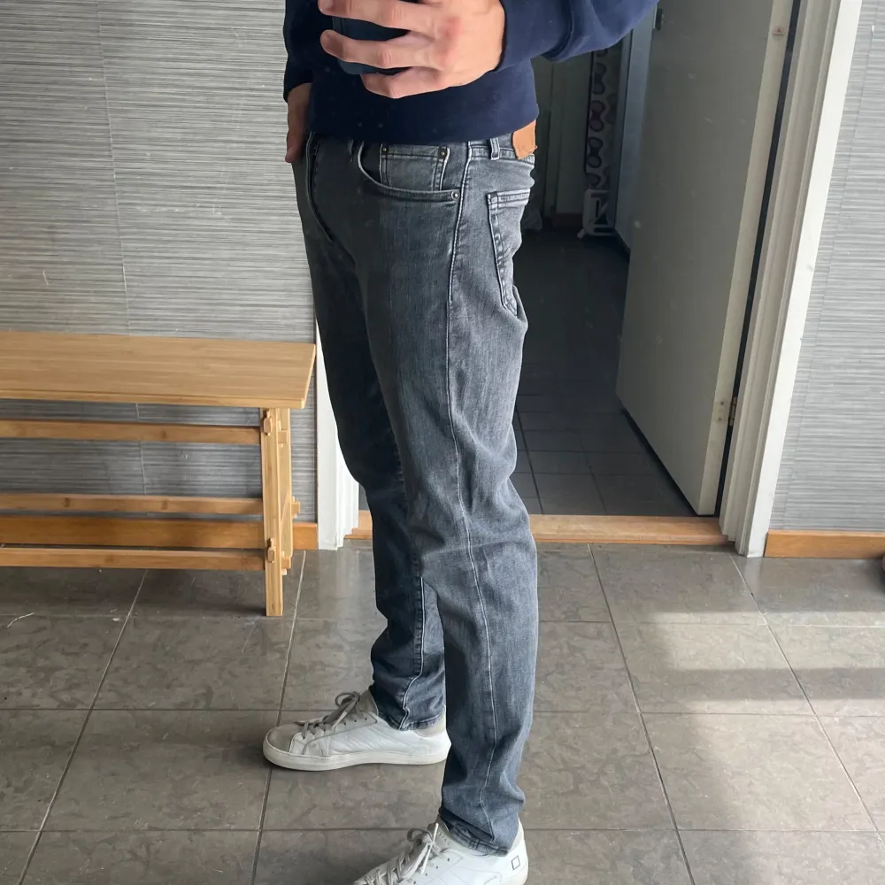 Säljer ett par snygga grå Levis 511 jeans i storlek W29 L32. Säljer dom för 550kr, nypris 1100. Jeans & Byxor.