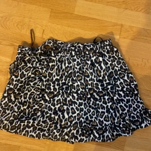 Leopard shorts men ser ut som kjol #leopardfärgat #stocholmsstil #trendigt billigt - Använt den få tal gånger ( liten mindre i storlek ) 