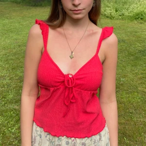 Trendigt Linne - Säljer detta linne från Nelly då jag råkade köpa fel storlek! Använd 2/3 gånger 