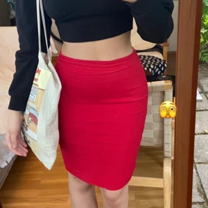 midi kjol - super cool kjol köpt på secondhand för något år sedan, använd typ 3 gånger bara!  Skulle säga att storleken är 38/36, och sitter mer low waisted på en 36a!