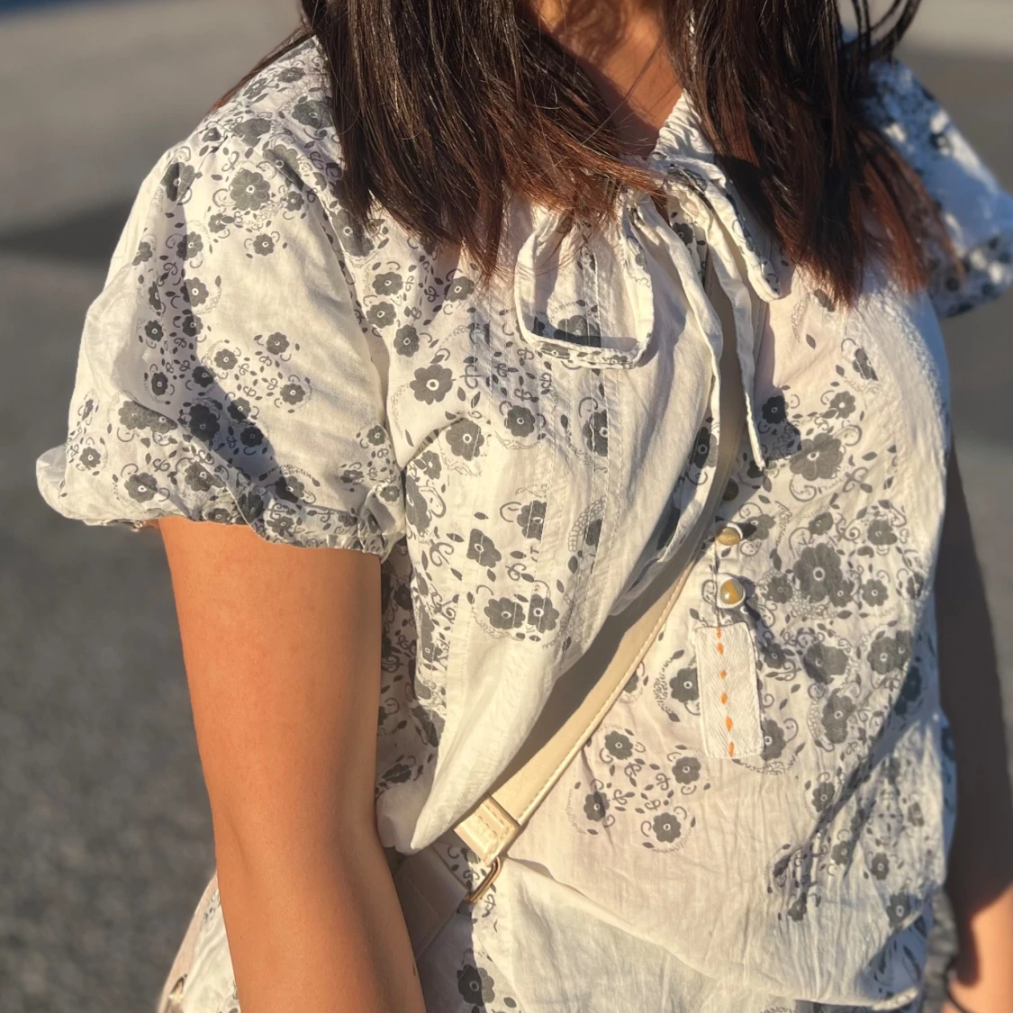 Vit blommig blus med rosett - 90