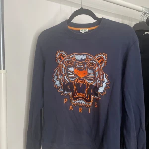 Kenzo tröja  - Kenzo tröja i storlek S, använd och lite solblekt men annars fin.💕