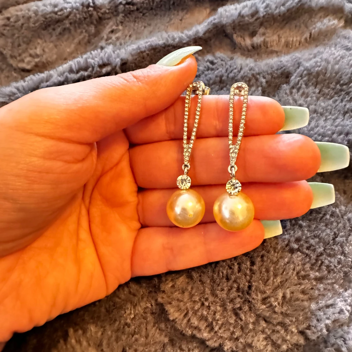 Två par örhängen med pärlor och strass