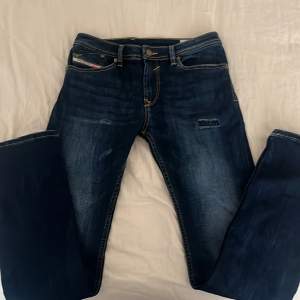 Säljer ett par ursnygga mörkblå jeans från Diesel i storlek 32/34. De är i bra skick med en snygg slitning på framsidan. KÖP! Nästan helt nya.