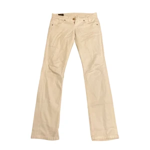 Vita lågmidjade jeans  - Så snygga vita lågmidjade jeans i rak modell från Lee!😍🤍🌟 Ska mäta jeansens innerbenslängd och midjemått så återkommer med det! Skriv privat vid intresse eller frågor💞 Köp nu går även bra att använda😊🫶🏻 