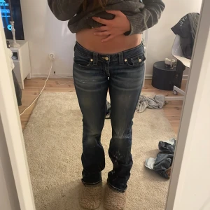 True religion jeans - Lågmidjade bootcut jeans fån true religion, midjemåttet är 40 cm och innerbenslängden är 81 cm. Skriv gärna vid frågor💕