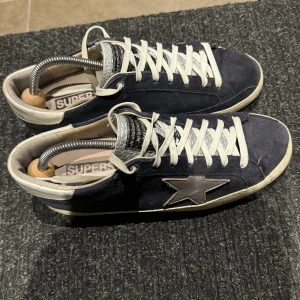 Golden Goose Skor - Säljer dessa golden goose skor,   Är i OK skick. Har varit med om en del, men har varit hos skomakaren och fått en uppfärshning på mockan.  Köpte av Ville Resell  Säljer dom då jag nog inte gillade dom så mycket som jag trött!  Är öppen till byten