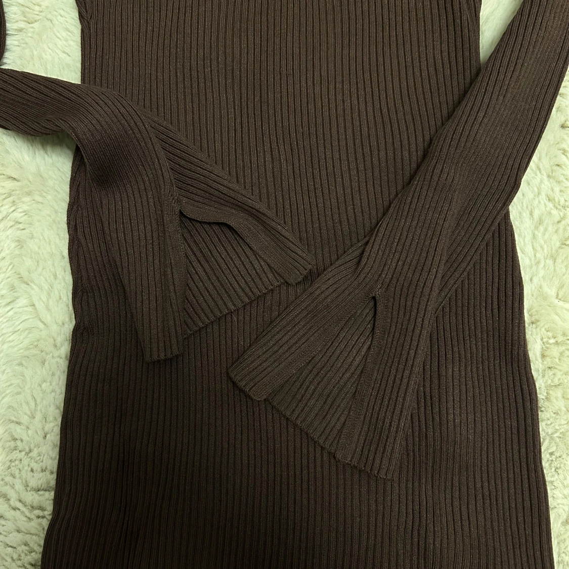 Brun ribbad långärmad klänning  - 90