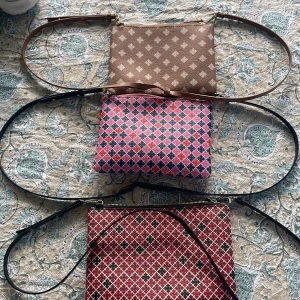 Marlene birger väskor 3 st - Den vinröda är helt fin! De andra två har slitna band. Säljer därför alla tre för ett pris så man kan byta band från den vinröda till de andra. Eller ha dem som Pouch 