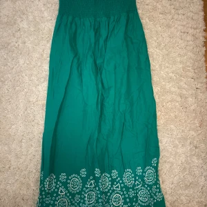 Somrig långkjol! - Säljer då jag inte använder den. Kan användas både som Långkjol/ maxikjol och klänning! Tveka inte på att höra av er vid frågor eller om fler bilder! Läs gärna min bio i profilen så får du reda på lite mer också. Priset är diskuterbart 💞💞