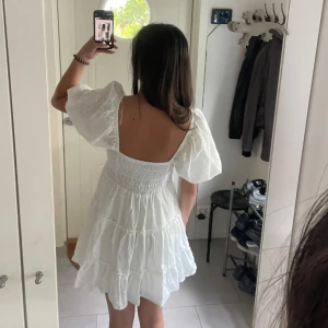 Superfin klänning  - Superfin vit klänning från Chiquelle som bara har användts en gång💕 Den går heller inte att köpa på hemsidan längre 🌸skriv för fler bilder 
