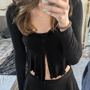 Tröja - Säljer min fina tröja från Gina Tricot. Använd endast en gång och i väldigt bra skick.  Säljer pga den passade mig, den är liten vid bysten och man bör gå upp en storlek om man har lite större bröst. Nypris 299.95 Kan mötas upp i Karlstad!