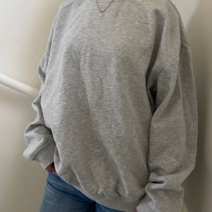 Sweatshirt - Grå sweatshirt. Jag har vanligtvis XS, men på denna har jag storlek L för att få den oversized.