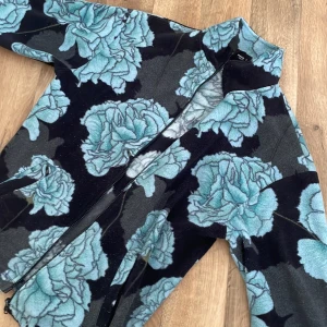 Tröja - Väldigt mysig tröja, perfekt inför höst och vinter. Den är lite nopprig, därmed lägre pris. Den är st xs men väldigt oversized (jag är en M)