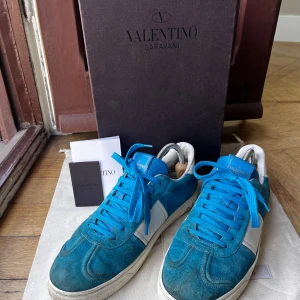 Valentino flycrews - Valentino flycrews i storlek 42,5 passar uppåt. Bra skick och allt OG ingår, kvitto finns även.