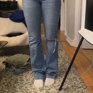 jeans med hål - Skit snygga från Gina för små för mig tyvärr💕
