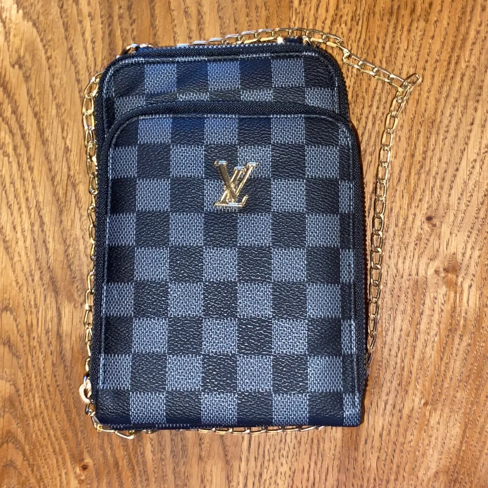 Säljer en jättefin Louis Vuitton väska aldrig använt med kedja pris kan diskuteras .. Asusteet.