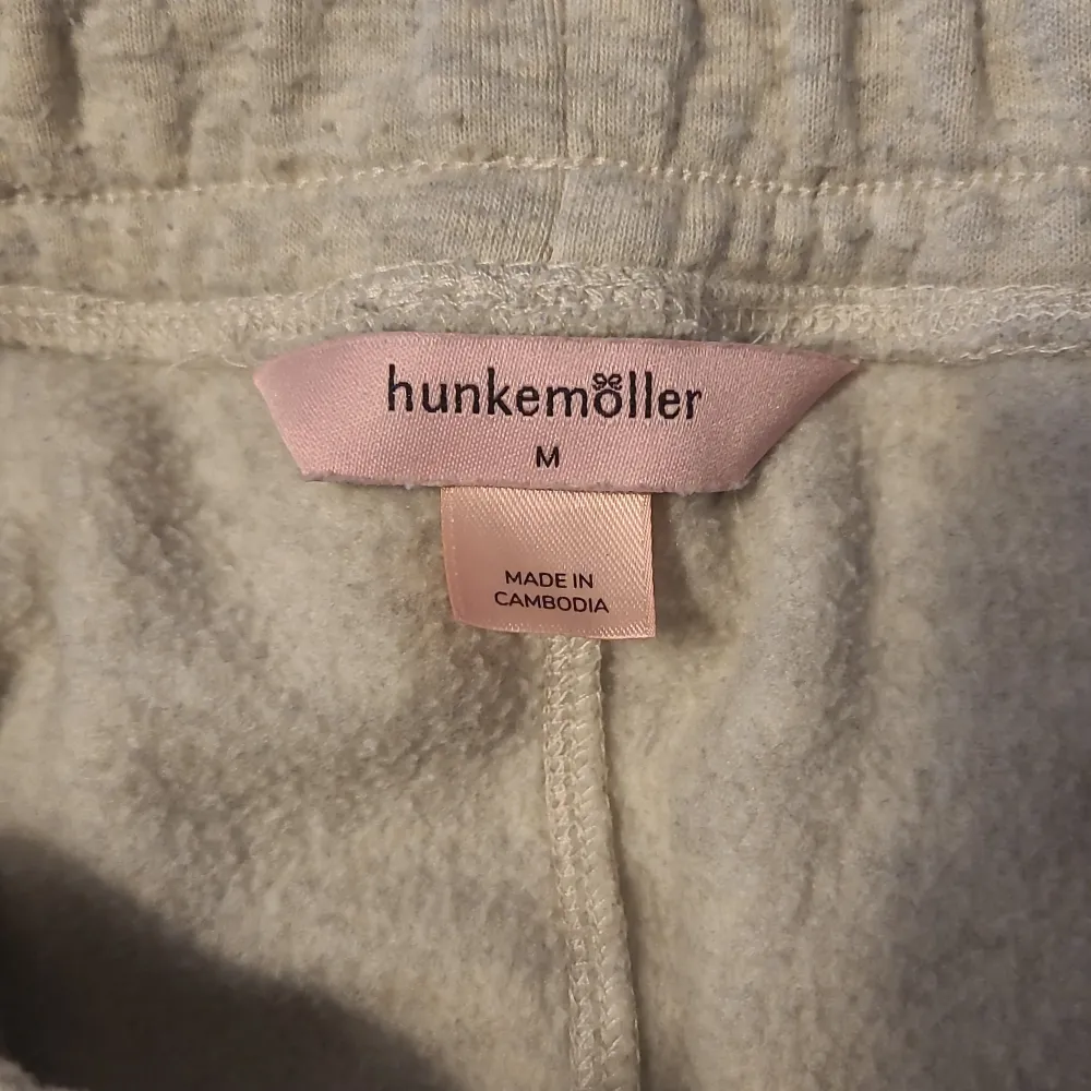 Gråa mjukisbyxor från hunkemöller med borstad insida, använda fåtalgånger.. Jeans & Byxor.