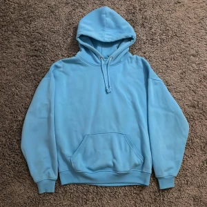 Hoodie - Hoodie från Bikbok, sparsamt använd. Finns en liten fläck på magen, vet inte om den går bort i tvätten men det borde gå🫶🏼