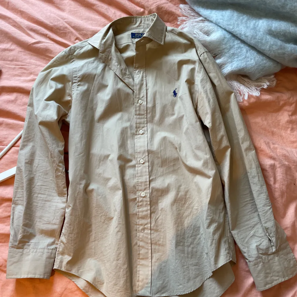 Beige raulp lauren skjorta i riktigt fint skick. Slim fit och fet passform🔥. Super grisch klädsel😎😎 Skick: 8/10. Skjortor.