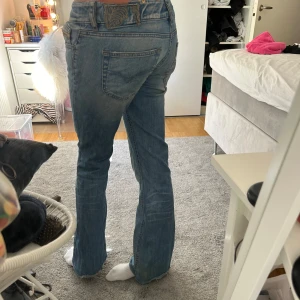 Low waits bootcut jeans - Säljer dessa low waist bootcut jeans som jag köpte på plick för längesen men säljer vidare då jag inte får användning av dom längre. Innerbenslängden är 79-80 cm. köpte för 600kr men säljer för 400kr💓kontakta vid frågor eller för fler bild