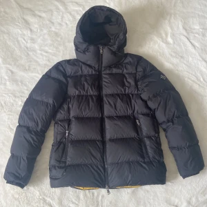 Säljer en supersnygg J.LINDEBERG jacka i svart!🩷 - Säljer åt min bror,🩷så fin och varm perfekt till hösten\vintern! 😊Unik,bra skick, men har ett jätttelitet hål vid armen,syns inte alls(se sista bilden)👍🏻sparsamt andvänd,från J.LINDEBERG👌🏻Size L⭐️priset kan diskuteras, lämna gärna omdöme om köpt👍🏻